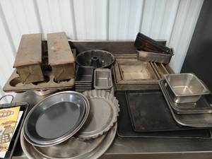 lot 43 image: Collection of Baking Pans
