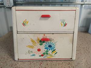 lot 91 image: Vintage Ransburg Metal Bread Box
