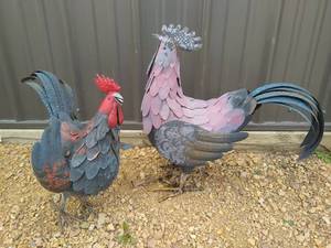 lot 381 image: Two Chicken Lawn Dcor