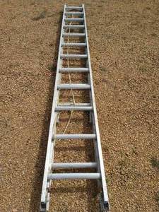 lot 394 image: 24 Foot Ladder