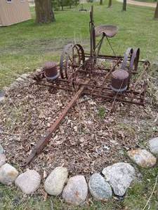 lot 372 image: Antique Deere And Mansur Seeder