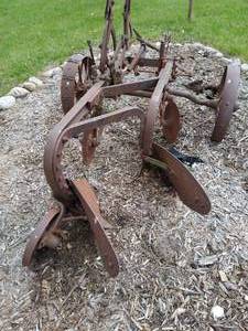 lot 4 image: Antique John Deere 623 Plow