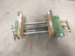 lot 57 image: Green Hanging Table Vice