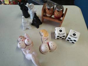 lot 652 image: Vintage Tourism Salt and Peppers