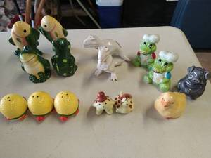 lot 653 image: Vintage Turtle Salt and Peppers