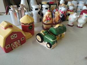 lot 657 image: Farm themed Salt and Peppers