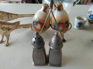 lot 658 image: Vintage Salt and Peppers