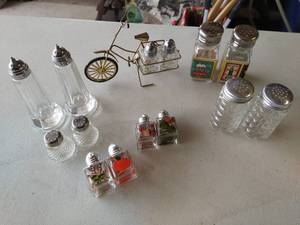 lot 660 image: Vintage Glass Salt and Peppers