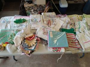 lot 664 image: Vintage Linens, Assorted