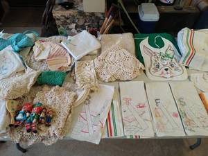 lot 665 image: Vintage Linens, Assorted