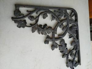 lot 668 image: Iron Bracket Black