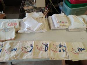 lot 673 image: Vintage Linens, Assorted