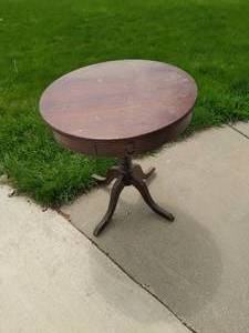 lot 628 image: Vintage Round Table