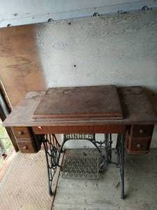 lot 632 image: Vintage Singer Sewing Machine and Cabinet
