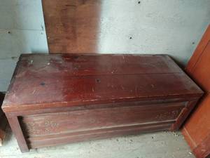 lot 633 image: Wood Chest