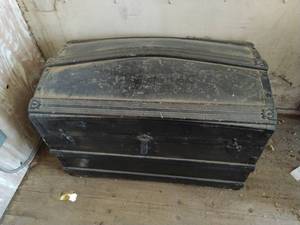 lot 638 image: Vintage Black Chest on Wheels