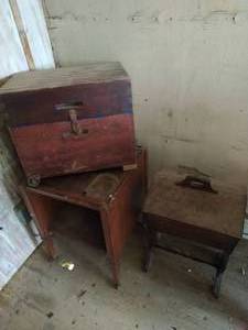 lot 639 image: Three Vintage Furniture