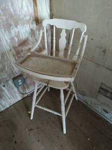lot 641 image: Vintage Wood High Chair