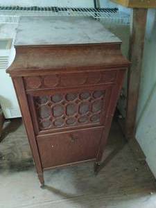 lot 643 image: Edison Disc Phonograph Player and Stand