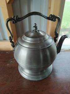lot 711 image: Vintage Pewtertone Olde Tankard ware Insulated Ice Bucket