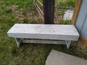 lot 713 image: Wood Bench