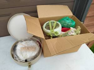 lot 601 image: Vintage Hats with Hat Box