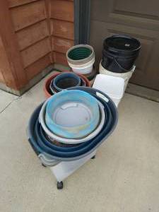 lot 600 image: Collection of Storage Containers and Pet Supplies