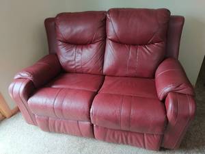 lot 716 image: Leather Electric Reclining Loveseat
