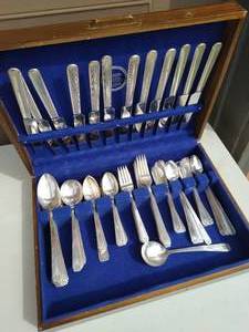 lot 446 image: Oneida Community Silverware Set