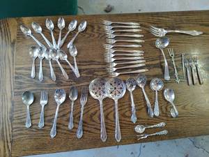 lot 448 image: Collection of Silverware