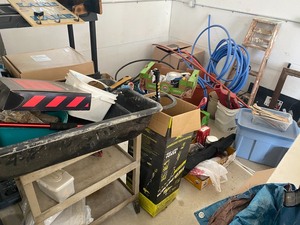 lot 900 image: Collection of random garage related items
