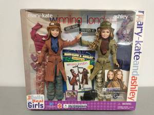lot 8 image: Mary-Kate & Ashley Dolls