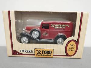 lot 19 image: Ertl True-Value Truck Banks