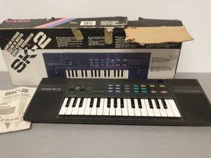lot 24 image: Casio SK-2 Electronic Keyboard