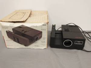 lot 29 image: Vintage Sears Auto-Fucus Slide Projector
