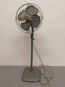 lot 38 image: Vintage GE Floor Fan