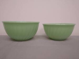 lot 44 image: Vintage Jad ite Fire King Bowls