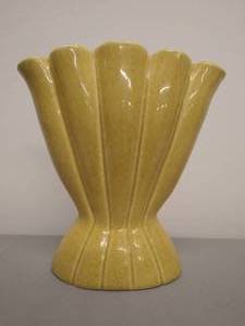 lot 57 image: Vintage Red Wing USA 5-Section Vase Yellow