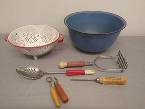 lot 73 image: Vintage Enamelware Colander, Misc Kitchen