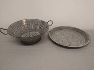 lot 74 image: Vintage Enamelware Stainer and Pan
