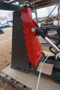 lot 19 image: Brand New Grey Wolf Brand Universal Mount Bobcat Skid Loader Skid Steer Hydraulic TreePost Pulling Attachment