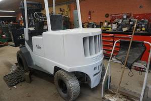 lot 28 image: Yale Model 6PO60LBNSBT086HL 6000 lb Gas Powered Fork Lift