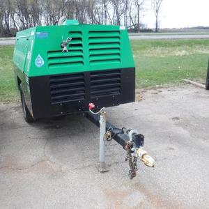 lot 12 image: 2016 Sullivan Pallatek Model D185PDZSB Tow Behind Air Compressor
