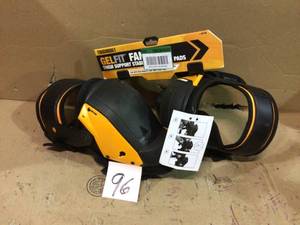 lot 96 image: Toughbuilt GELFIT Black Thigh Extreme Comfortable Support Stabilization Knee Pads New Customer Returns See Pictures