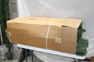 lot 965 image: Lot of (1 Box) Hedge Panels Interlocking Green 10Lx10W