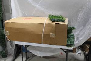 lot 915 image: Lot of (1 Box) Hedge Panels Interlocking Green 10Lx10W