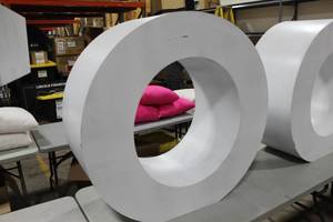 lot 969 image: Letter O White 40Wx15Dx37H