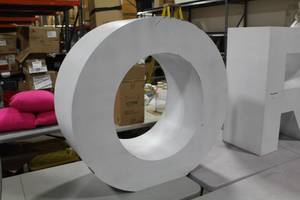 lot 970 image: Letter O White 40Wx15Dx37H