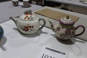 lot 1039 image: Lot of (2) Birds Ceramic Tea Pots