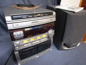 lot 60 image: Philips Magnavox mini HiFi, antenna...